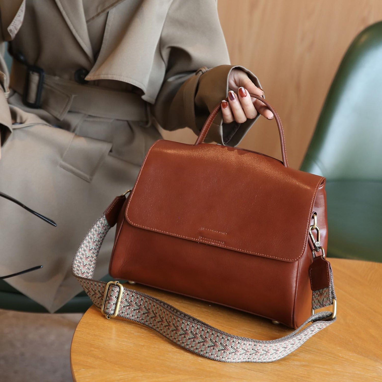 Genuine Leather Tote Bag Large Capacity Shoulder Bag For Everyday Use With Clamshell Design For Women